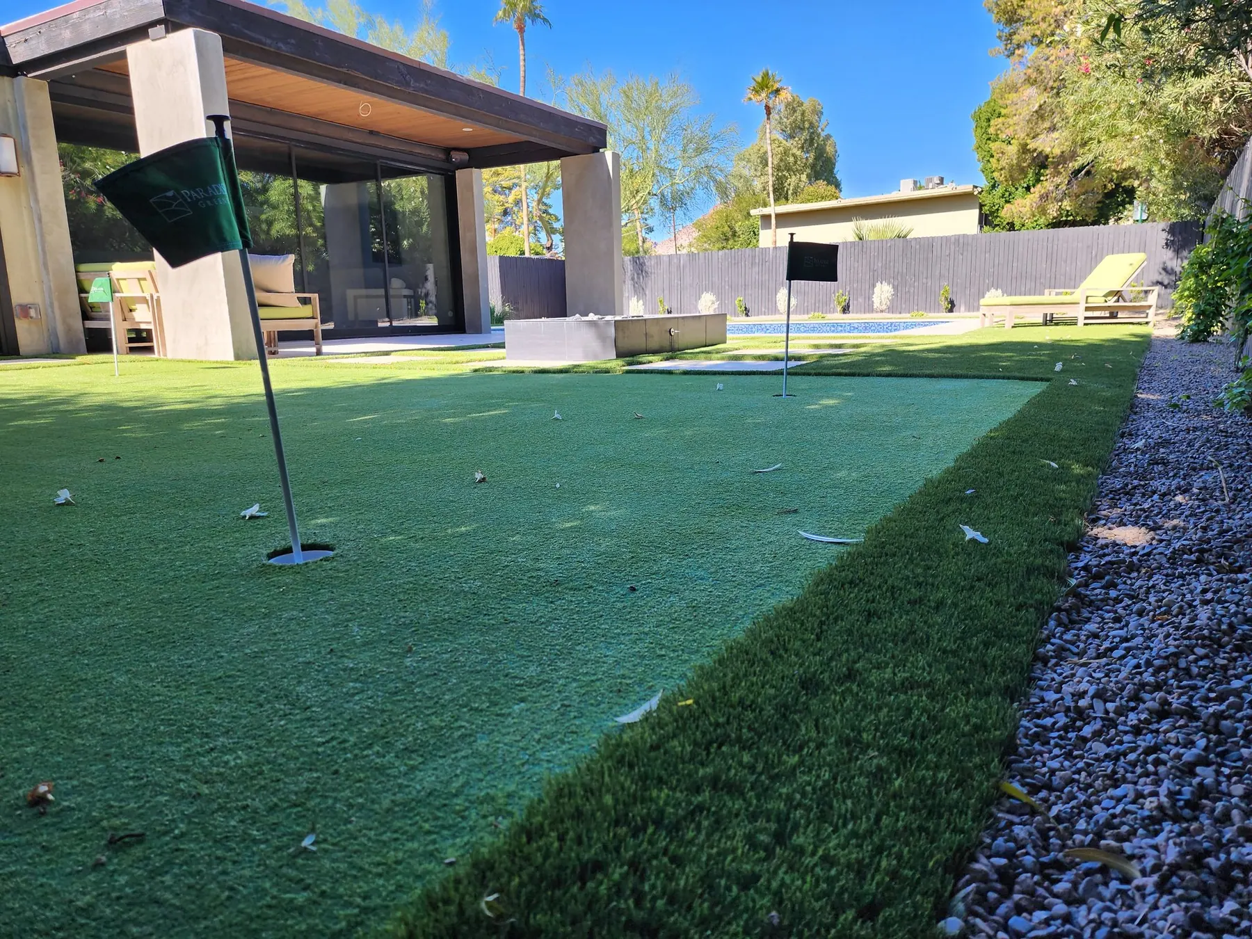 Putting green + flag